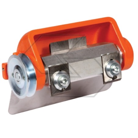 4-blade square roller debarker TYPE 117 with 10 mm slot for chainsaws | Newgardenmac.com