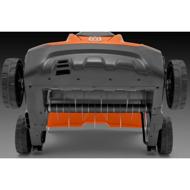 Escarificador de césped a batería HUSQVARNA S138i, ancho de trabajo 37,5 cm | Newgardenmac.com