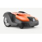 Tondeuse robot professionnelle HUSQVARNA AUTOMOWER 550, couverture de 5&nbsp;000&nbsp;m² avec câble périmétrique.
