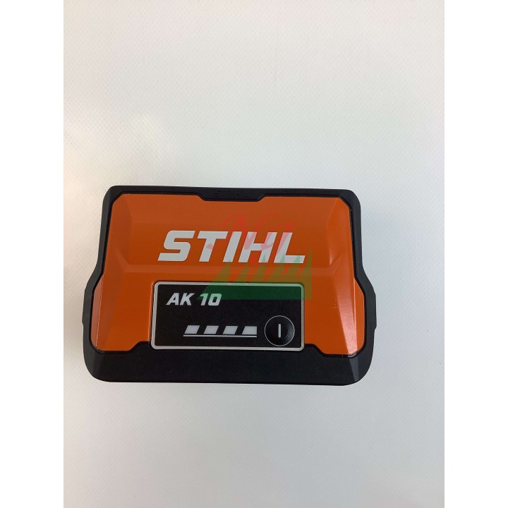 Cortasetos/soplador STIHL AK10 ORIGINAL con batería de litio y carga LED. | Newgardenmac.com